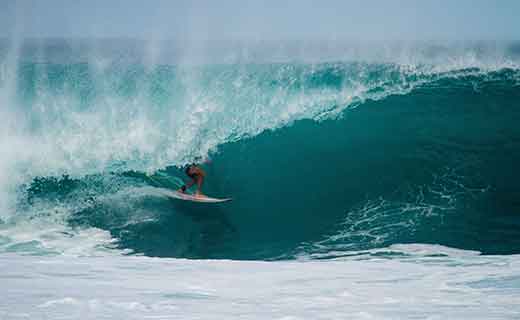 surf lessons 4 surfer inside the tube in an advance surf lessons